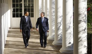 Obama e Bush camminano