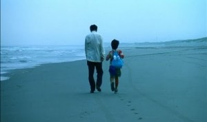 Kikujiro passeggia sulla spiaggia