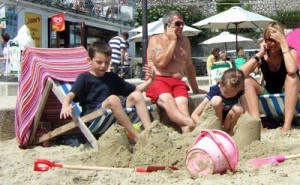 Genitori in spiaggia