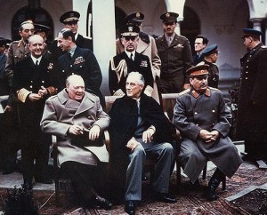 La Conferenza di Jalta (o Yalta) fu un vertice tenuto nel febbraio del 1945 a pochi mesi dal termine della seconda guerra mondiale, nell’omonima città sovietica, i cui protagonisti tre protagonisti furono Roosevelt, Churchill e Stalin, capi dei governi degli Stati Uniti, del Regno Unito e dell’Unione Sovietica.