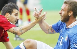 Due dei probabili protagonisti della gara di stasera: Cesc Fabregas e Daniele De Rossi