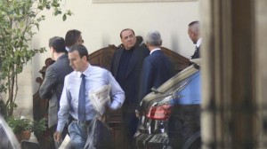 silvio berlusconi uscita palazzo grazioli 3 agosto 2013