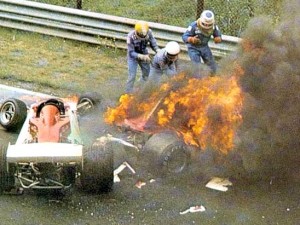 La monoposto di Lauda tra le fiamme.
