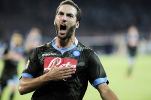 Gonzalo Higuain festeggia dopo il primo goal al San Paolo