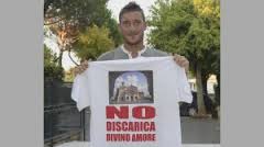 Francesco Totti con la maglietta "No discarica Divino Amore"