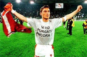 Francesco Totti (qui in un famoso derby del '99) è il recordman di presenze (36) nella stracittadina romana