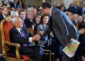 Il presidente della comunità ebraica di Roma Riccardo Pacifici stringe la mano a Giorgio Napolitano