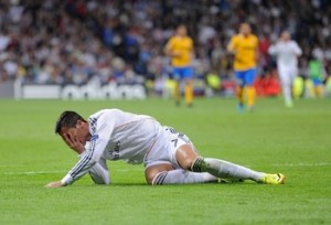 Cristiano Ronaldo "colpito" dal braccio di Chiellini. Se lo poteva risparmiare