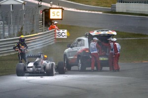 Il caos dei commissari di pista con la Red Bull di Webber in fiamme