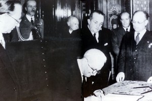 Enrico De Nicola firma la costituzione repubblicana