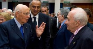 giorgio napolitano saluta giovanni sartori politologo entrambi attaccati da grillo