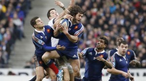 Maxime Machenaud riesce a conquistare il pallone durante Francia-Inghilterra