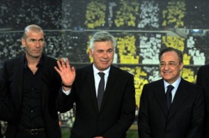 Ancelotti con Zidane e Perez al momento della presentazione ufficiale. 