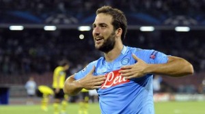 Higuain segna la seconda rete della sfida contro la Roma