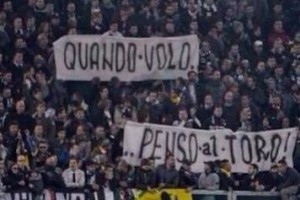 "Quando volo penso al Toro" uno dei due striscioni Juventini