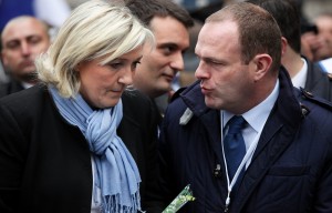 Le Pen con il prossimo sindaco di Hénin Beaumont Steev Briois