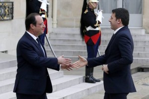 Stretta di mano Renzi Hollande