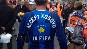 La scritta sulla maglietta di questo tifoso recita "Accettate il Kosovo nella FIFA"