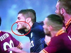 Il pugno rifilato da De Rossi a Icardi. Prandelli ha escluso il giallorosso dalla lista dei convocati per Spagna-Italia