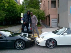 I due fratelli Balotelli "sopra" le loro auto sportive