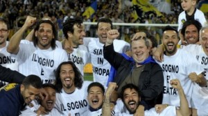 I giocatori del Parma posano dopo la qualificazione ottenuta contro il Livorno