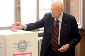 Il presidente della Repubblica Giorgio Napolitano mentre vota presso il suo seggio (foto Ansa)