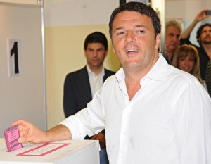 Renzi mentre vota al suo seggio