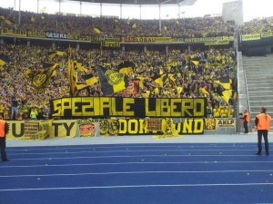 uno degli striscioni comparso nella curva del Borussia