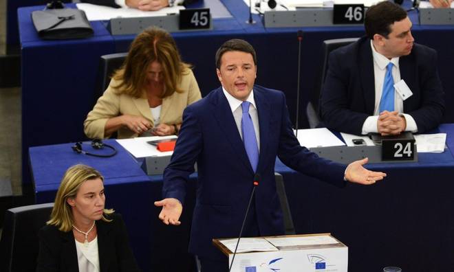 renzi al parlamento europeo mogherini in secondo piano