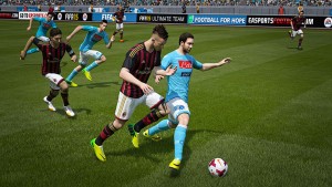 El Shaarawy e Higuain si contendono il pallone nel videogioco.