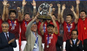 Marcello Lippi festeggia la vittoria della Champions League asiatica 