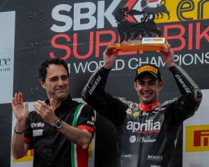 Haslam alza il trofeo della seconda gara del primo appuntamento del mondiale Superbike