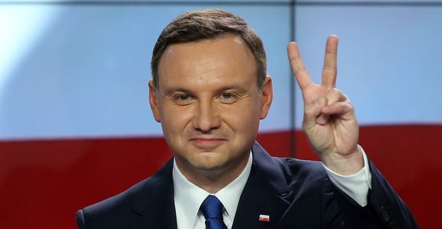 Anrdzej Duda festeggia la vittoria al ballottaggio delle elezioni presidenziali della Polonia 2015 con le dita a v in segno di vittoria