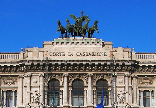 il palazzo di Giustizia, sede della corte di Cassazione in primo piano, campeggia la scritta corte di cassazione