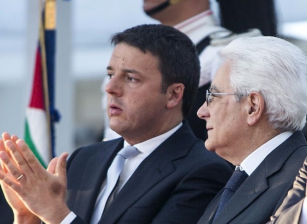 referendum costituzionale, Renzi di fianco a Mattarella con mano aperta