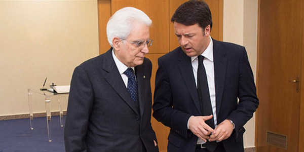 mattarella e renzi in piedi mentre discutono, referendum costituzionale