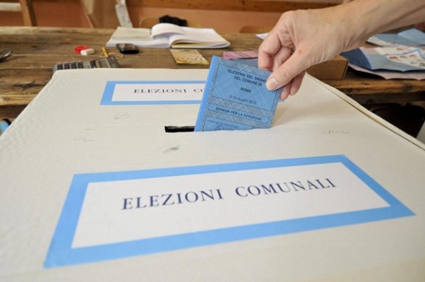 inserimento scheda in urna elettorale
