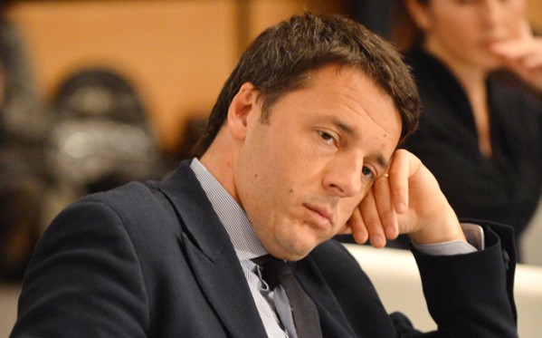 Matteo Renzi in giacca e cravatta la testa appoggiata sulla mano, aria sconsolata