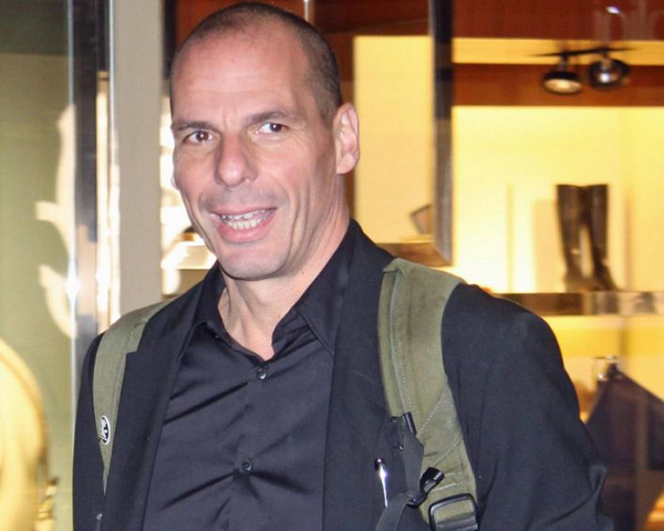 zaino in spalla e sorriso smagliante per il ministro delle finanze greco varoufakis