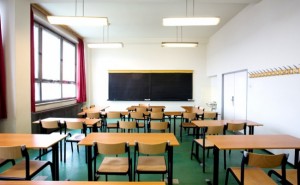 immagine di un'aula scolastica con banchi e sedie