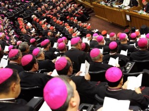 Chiesa e gay: gruppo di vescovi in riunione, ripresi da dietro