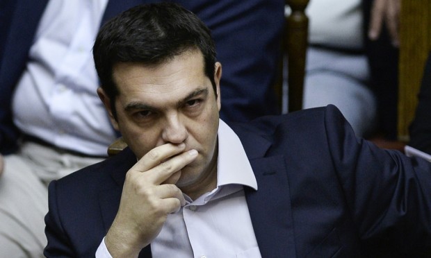 alexis tsipras con mano alla bocca