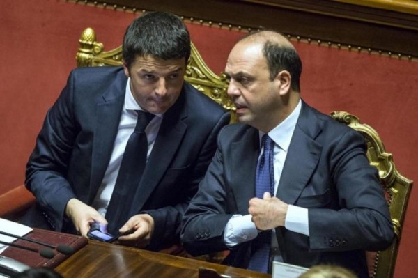 rimpasto governo, Alfano e Renzi seduti sui banchi del governo