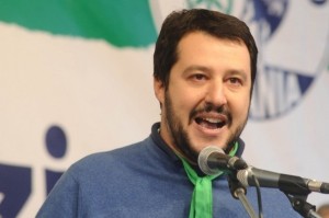 salvini in primo piano che parla al microfono