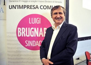 candidato sindaco di venezia brugnaro in primo piano in piedi