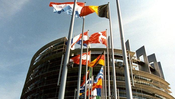 crisi Grecia, parlamento europeo con bandiere