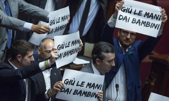 I cartelli della Lega Nord che hanno causato la sospensione della seduta per il voto finale sulla Riforma della Scuola