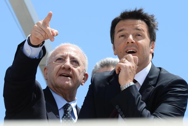 Il presidente del Consiglio Matteo Renzi (D) a Salerno con il candidato alla regione Campania Vincenzo De Luca, 22 maggio 2015. ANSA / CIRO FUSCO