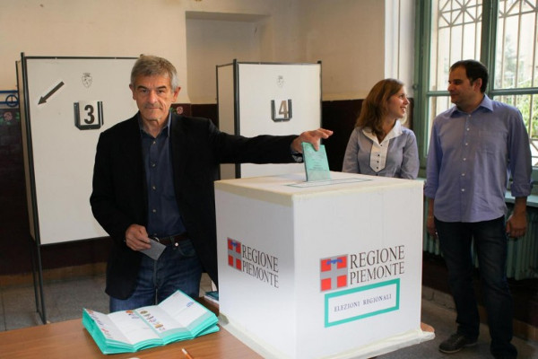 Sergio Chiamparino al voto inflila la scheda nell'urna