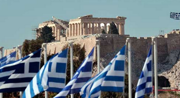 bandiere della grecia e sullo sfondo il partenone